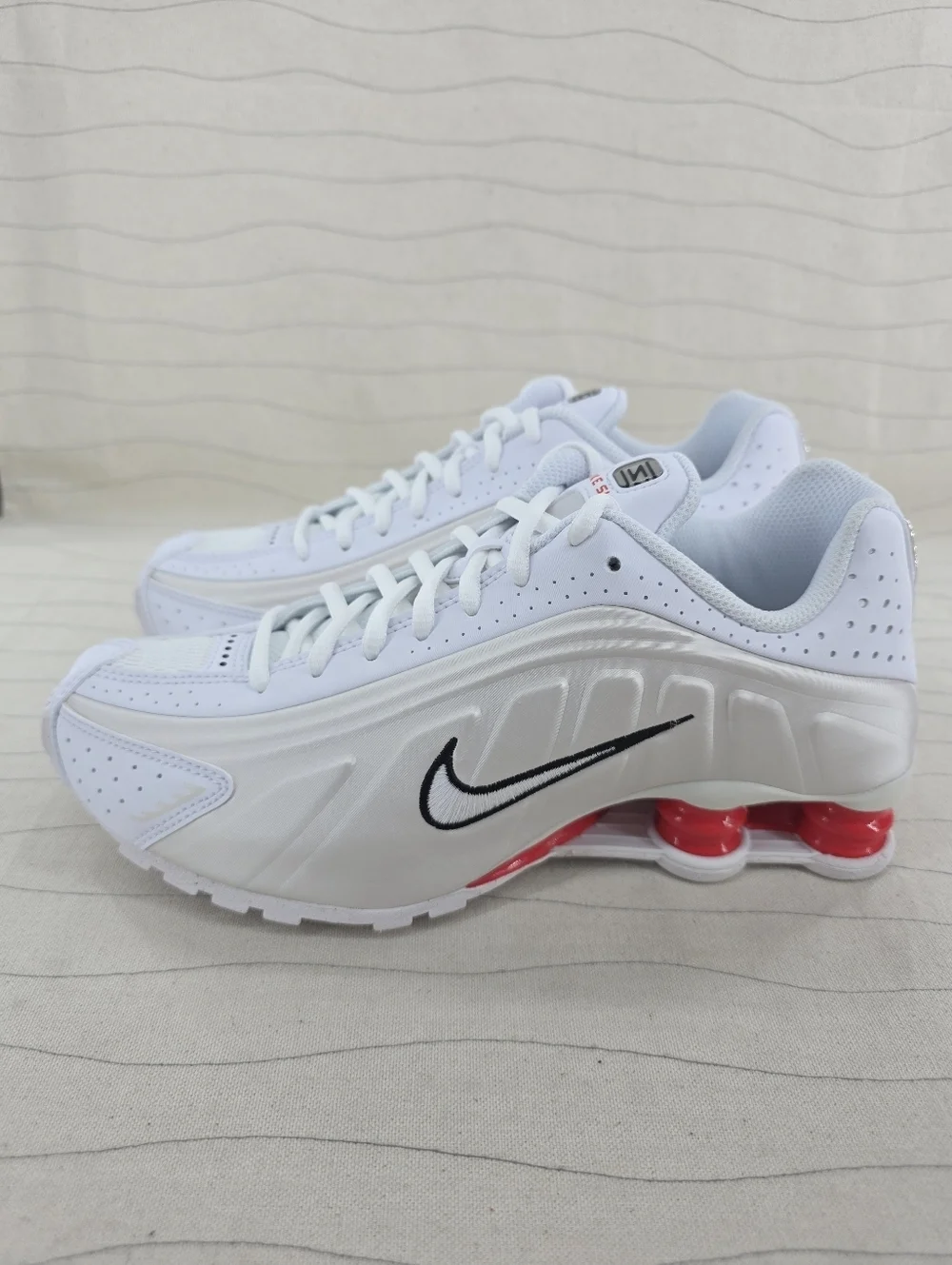 Nike Youth Shox R4 GS White Phantom Red Running Shoes CW2626-102 Size 6.5Y NEW